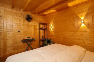 Letto o letti in una camera di Koro Treehouse Resort Luxury Wooden Cottages and Villas with Private Pool