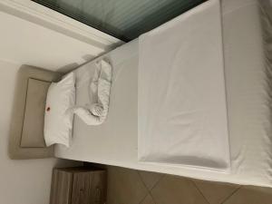un armadio bianco con due asciugamani in bagno di Apartments Luana a Donji Štoj