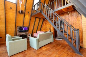 TV o dispositivi per l'intrattenimento presso Koro Treehouse Resort Luxury Wooden Cottages and Villas with Private Pool