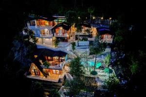 una vista aerea di una casa con piscina di Koro Treehouse Resort Luxury Wooden Cottages and Villas with Private Pool a Kasauli