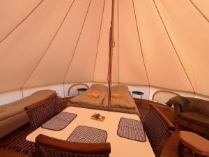 Posezení v ubytování Langø Fjord Glamping NR 1