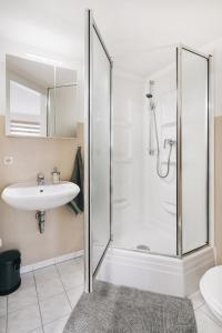 ein Badezimmer mit Dusche und Waschbecken in der Unterkunft Gentilly Apartments Freiberg in Freiberg + 7 Fotos