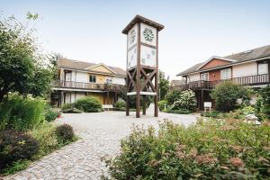 einen Uhrturm mitten im Innenhof in der Unterkunft Gentilly Apartments Freiberg in Freiberg