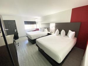 Giường trong phòng chung tại Ramada by Wyndham Tuscaloosa