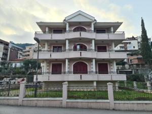 布德瓦Villa Roselina By Beatrix的前面有栅栏的大白色房子