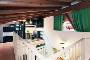 una escalera en una casa con cortinas verdes en Cocco House, en Milán