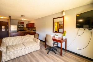 Kuchyň nebo kuchyňský kout v ubytování Red Lion Inn & Suites Vancouver