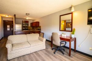 Kuchyň nebo kuchyňský kout v ubytování Red Lion Inn & Suites Vancouver