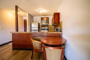 Kuchyň nebo kuchyňský kout v ubytování Red Lion Inn & Suites Vancouver