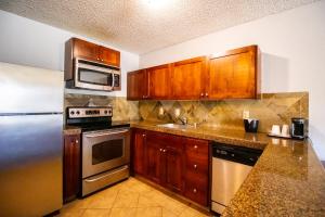 Kuchyň nebo kuchyňský kout v ubytování Red Lion Inn & Suites Vancouver