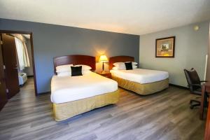 Postel nebo postele na pokoji v ubytování Red Lion Inn & Suites Vancouver