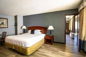 Postel nebo postele na pokoji v ubytování Red Lion Inn & Suites Vancouver + 37 fotografií