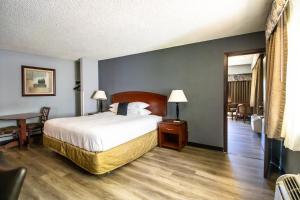 Postel nebo postele na pokoji v ubytování Red Lion Inn & Suites Vancouver