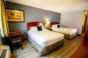 Postel nebo postele na pokoji v ubytování Red Lion Inn & Suites Vancouver