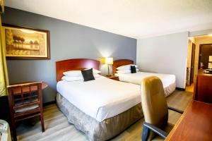 Postel nebo postele na pokoji v ubytování Red Lion Inn & Suites Vancouver