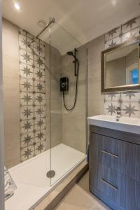 a bathroom with a shower and a sink at Grade 2 Cottage 1 bedroom, Ludlow centre in Ludlow