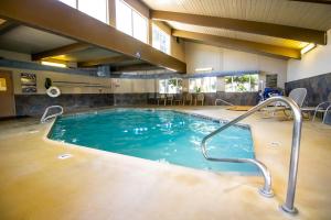 Bazén v ubytování Red Lion Inn & Suites Vancouver nebo v jeho okolí