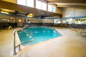 Bazén v ubytování Red Lion Inn & Suites Vancouver nebo v jeho okolí