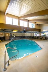 Bazén v ubytování Red Lion Inn & Suites Vancouver nebo v jeho okolí