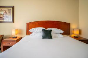 Postel nebo postele na pokoji v ubytování Red Lion Inn & Suites Vancouver