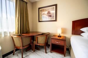 Postel nebo postele na pokoji v ubytování Red Lion Inn & Suites Vancouver