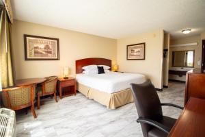 Postel nebo postele na pokoji v ubytování Red Lion Inn & Suites Vancouver