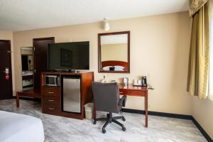 Kuchyň nebo kuchyňský kout v ubytování Red Lion Inn & Suites Vancouver
