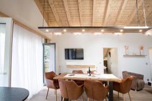 TV a/nebo společenská místnost v ubytování Haus Andorra mit Matterhornblick