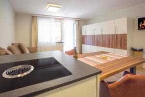 TV a/nebo společenská místnost v ubytování Haus Andorra mit Matterhornblick