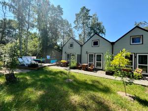 a house with a yard with a yard at Family Resort in Dziwnów