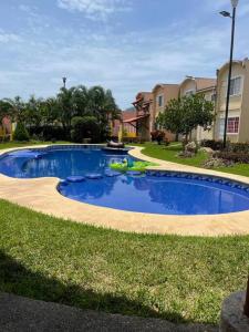 Bazén v ubytování Casa con alberca cerca de playas nebo v jeho okolí