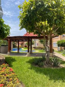 Zahrada ubytování Casa con alberca cerca de playas + 7 fotografií