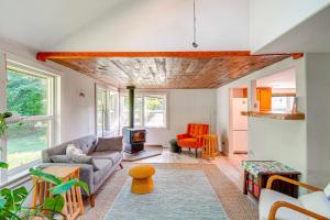 a living room with a couch and a fireplace at Near Mystery Falls Marblemount Cabin with Fireplace in Rockport
