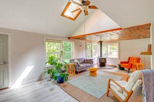 Gallery image of Near Mystery Falls Marblemount Cabin with Fireplace in Rockport