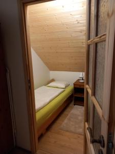 Postel nebo postele na pokoji v ubytování apartmán U dědy Lubina