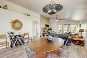 Gallery image of Kiva Cove Pool & Sun Loungers on the Patio in Mesa