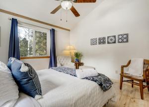 une chambre avec un lit et une fenêtre dans l'établissement Pinetop Cabin Hot Tub BBQ Arcade Scenic Escape, à Florissant 53 autres photos