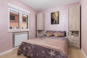 sypialnia z łóżkiem i 2 oknami w obiekcie Villa Jessica w mieście Bibići +37 zdjęć