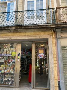 una tienda con balcón en la parte superior de un edificio en Casa Augusta 3, en Braga