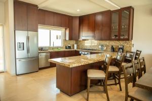 Η κουζίνα ή μικρή κουζίνα στο 113 Big Town House For Family W Pool