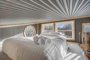 Voodi või voodid majutusasutuse Red Rock Treehouse Unique in Old Colorado City toas