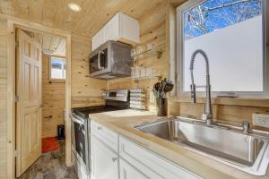 Köök või kööginurk majutusasutuses Red Rock Treehouse Unique in Old Colorado City +29 fotot