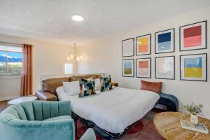 コロラドスプリングスにあるRainbow Road Hot Tub Pikes Peak Views Pac Manのベッドとソファのあるリビングルーム +37枚の写真