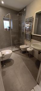 a bathroom with two sinks and a shower and a toilet at Ca Del Gambero Canal View in Venice