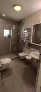 a bathroom with two sinks and a toilet and a shower at Ca Del Gambero Canal View in Venice