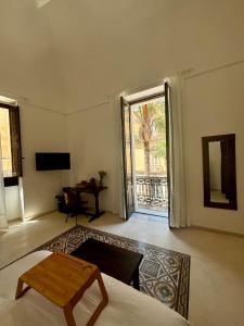 sala de estar con cama y puerta corredera de cristal en Palazzo Conserva, en Brindisi