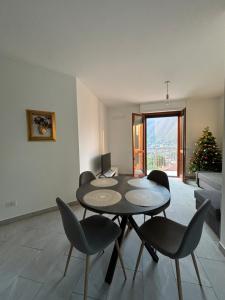 科莫Roccolo Valley View的客厅配有桌椅和圣诞树