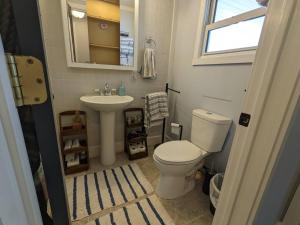 スプリングフィールドにあるWalk to Washington Park, Pet-friendly, Backyardのトイレと洗面台のある小さなバスルーム