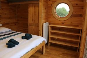 Postel nebo postele na pokoji v ubytování La Roulotte d'Ala-Daims + 36 fotografií