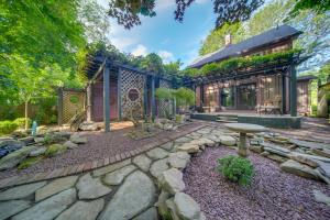 una casa con un vialetto in pietra e un giardino di Spacious Jamestown Home Near Natl Comedy Center! a Jamestown